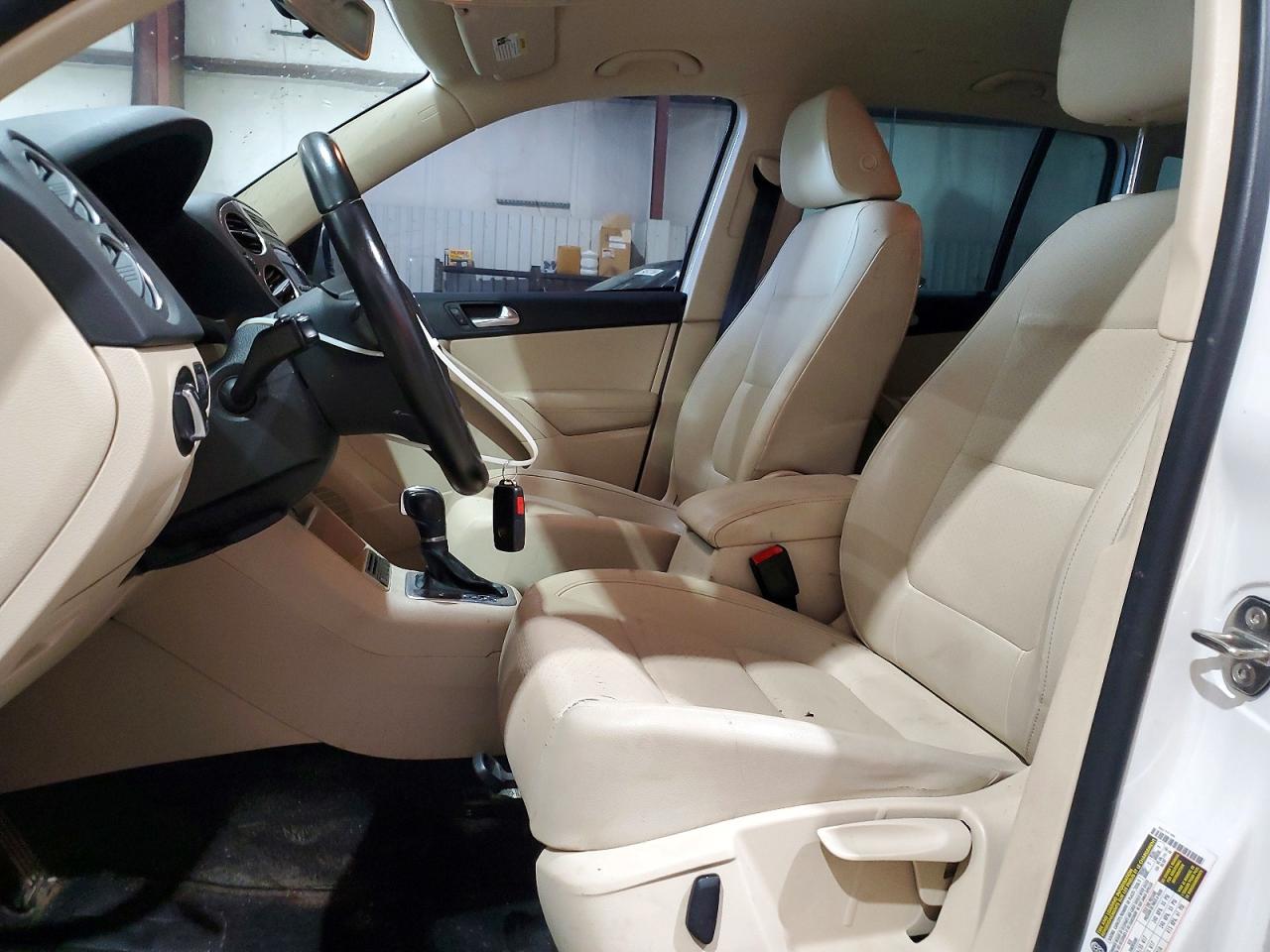 2014 Volkswagen Tiguan S White vin: WVGAV3AX8EW541770