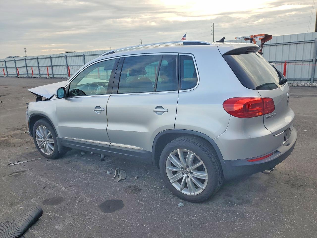 2013 Volkswagen Tiguan S Silver vin: WVGAV3AXXDW068047