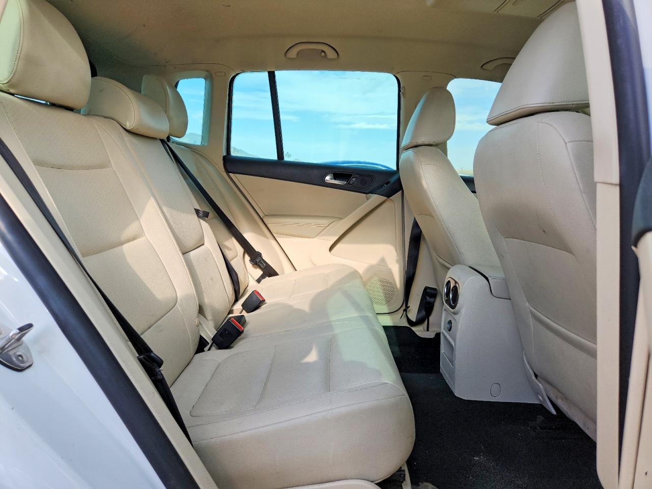 2013 Volkswagen Tiguan S White vin: WVGAV3AXXDW560464