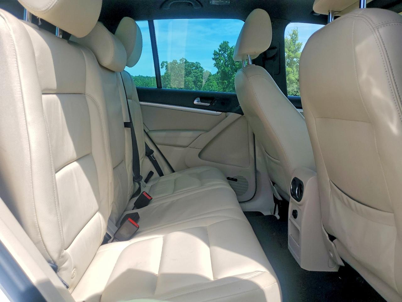 2014 Volkswagen Tiguan S White vin: WVGAV3AXXEW028827