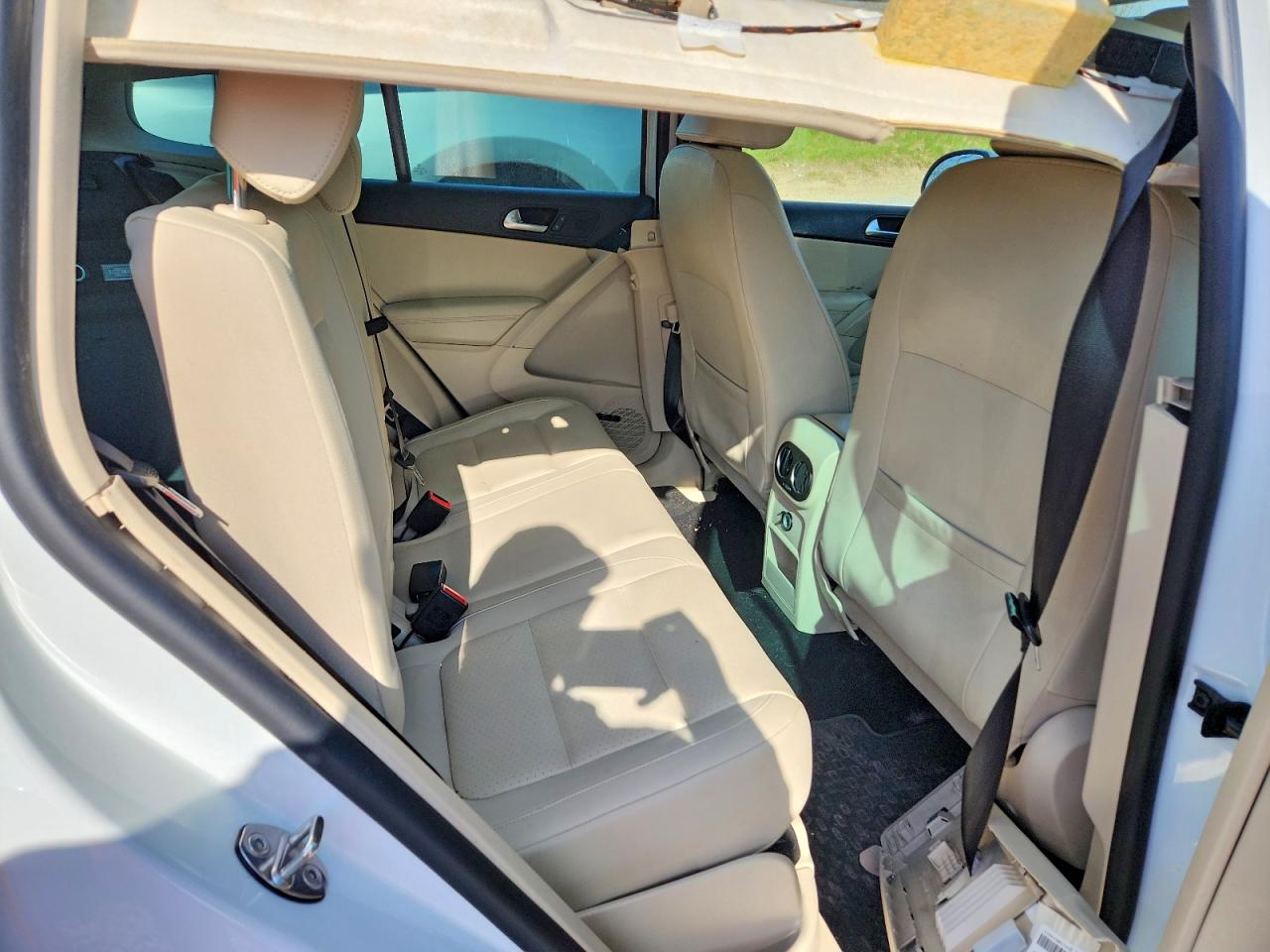 2014 Volkswagen Tiguan S White vin: WVGAV3AXXEW562992