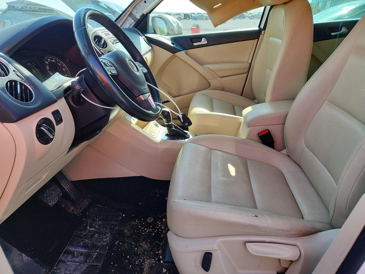2014 Volkswagen Tiguan S White vin: WVGAV3AXXEW562992