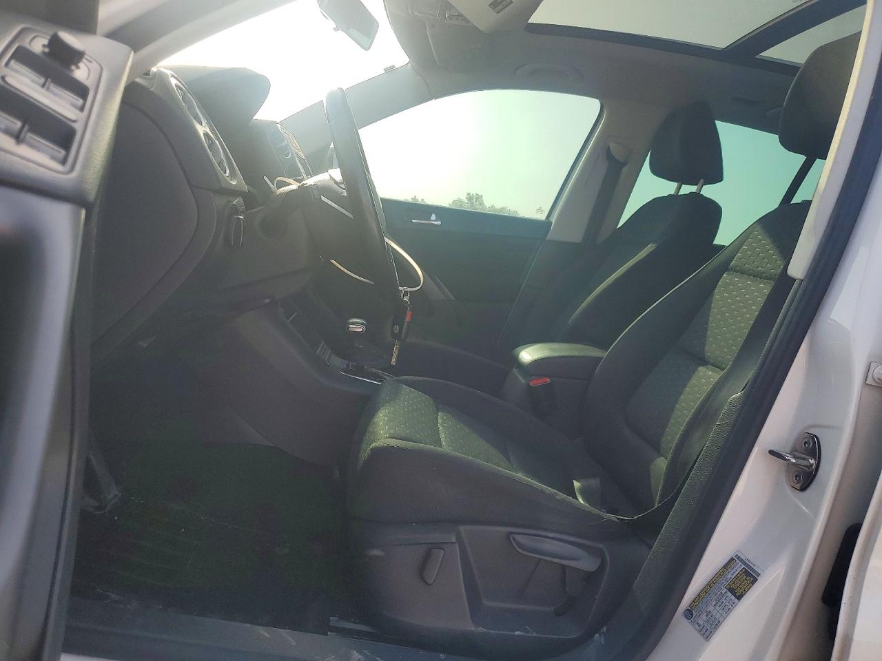 2009 Volkswagen Tiguan S White vin: WVGAV75N09W511958