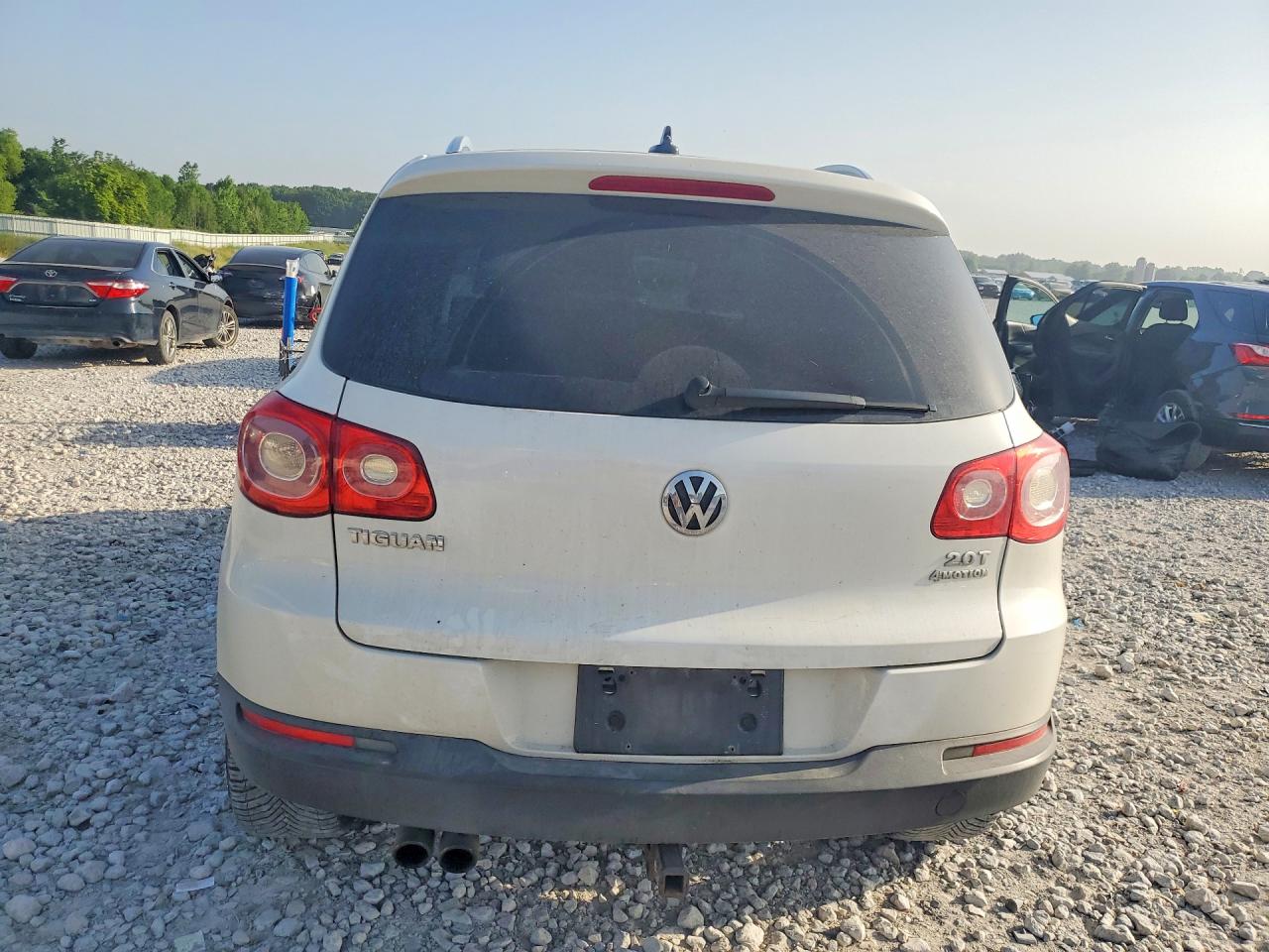 2009 Volkswagen Tiguan S White vin: WVGAV75N09W511958