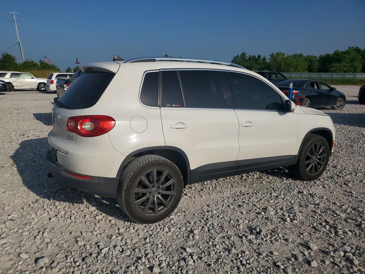 2009 Volkswagen Tiguan S White vin: WVGAV75N09W511958