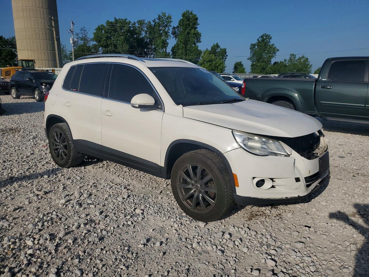 2009 Volkswagen Tiguan S White vin: WVGAV75N09W511958