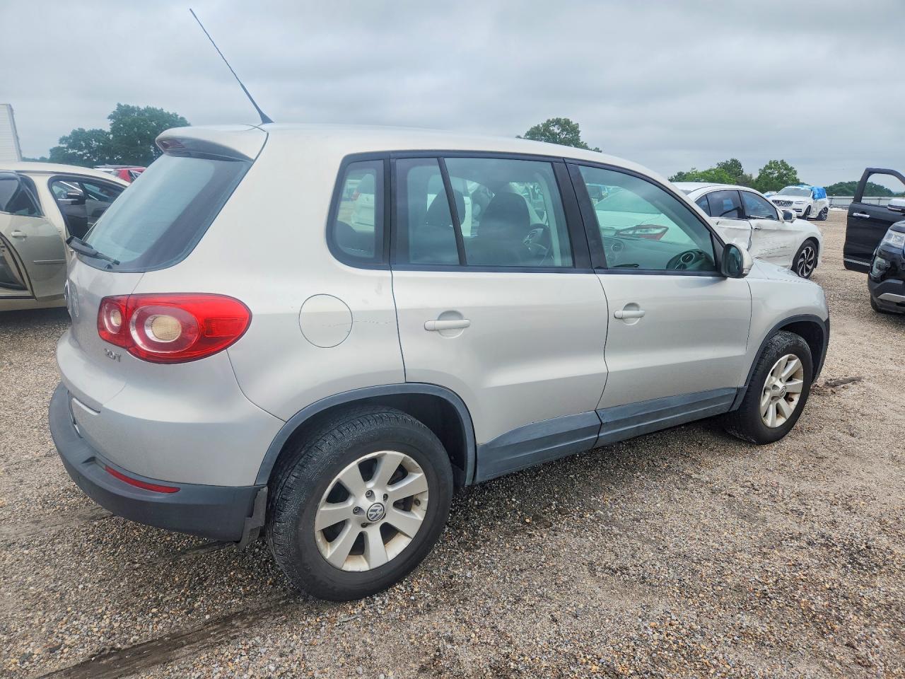 2009 Volkswagen Tiguan S Silver vin: WVGAV75N09W527156