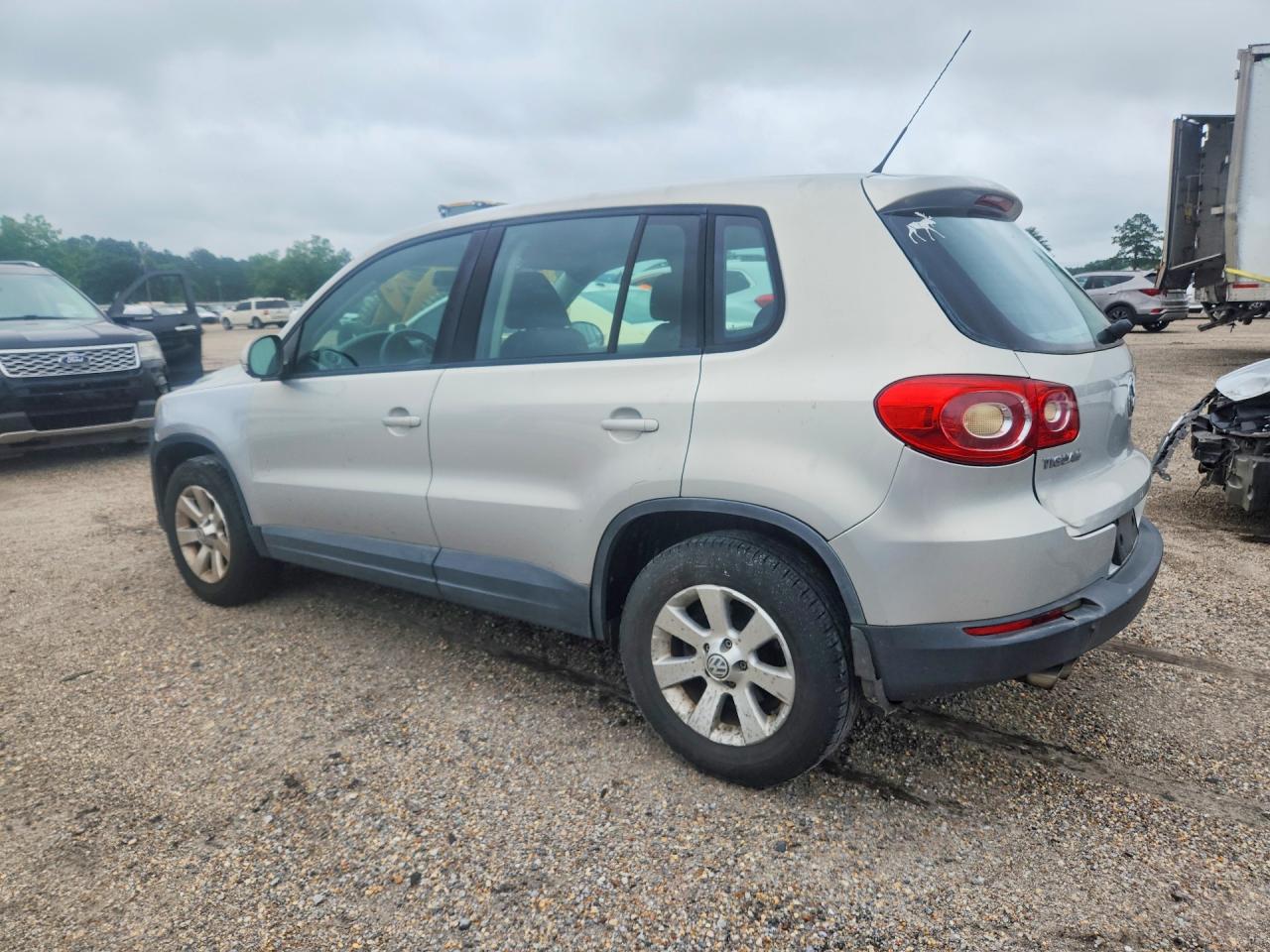 2009 Volkswagen Tiguan S Silver vin: WVGAV75N09W527156