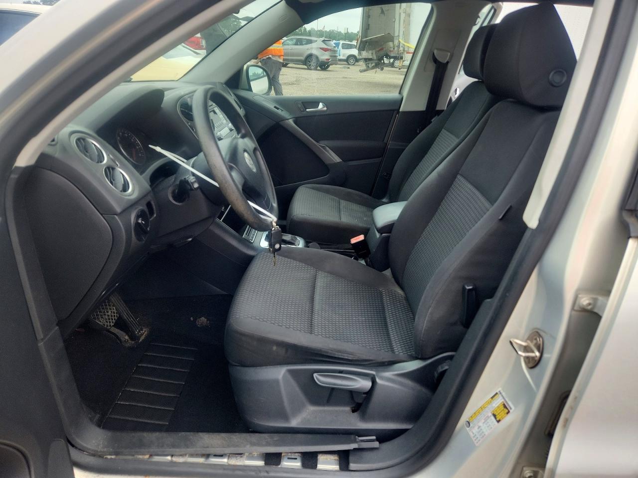 2009 Volkswagen Tiguan S Silver vin: WVGAV75N09W527156