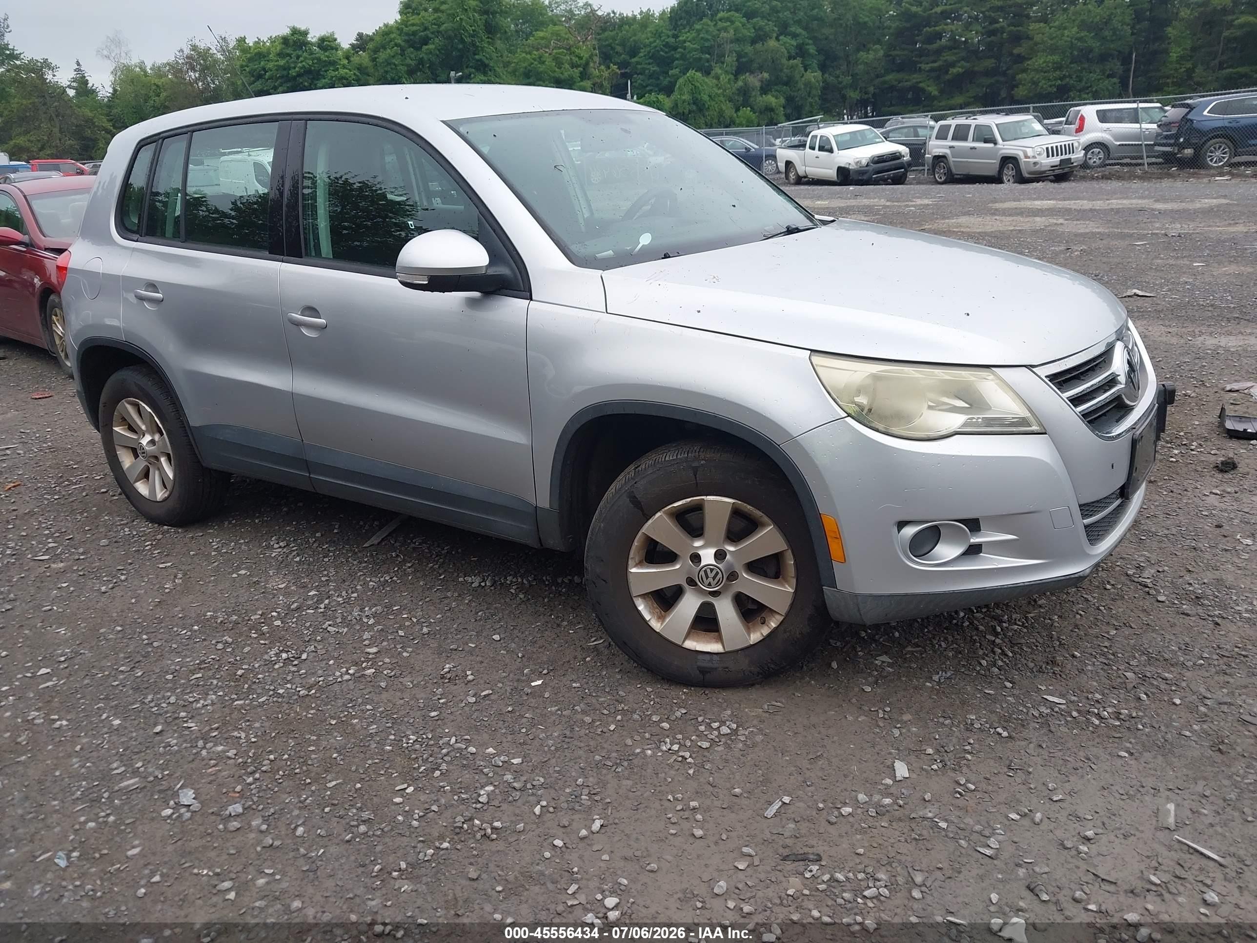 2009 Volkswagen Tiguan S Silver vin: WVGAV75N19W527280