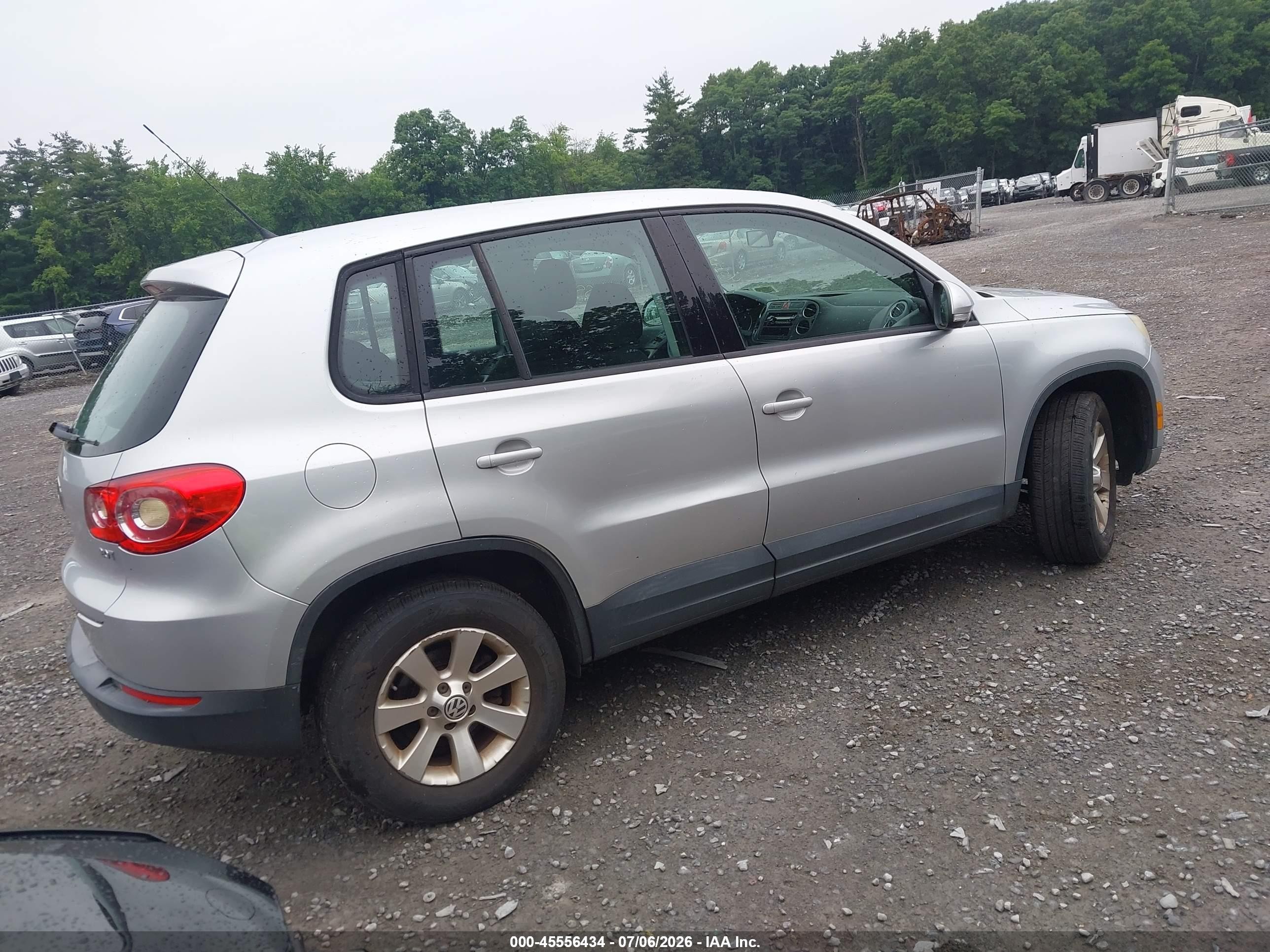 2009 Volkswagen Tiguan S Silver vin: WVGAV75N19W527280