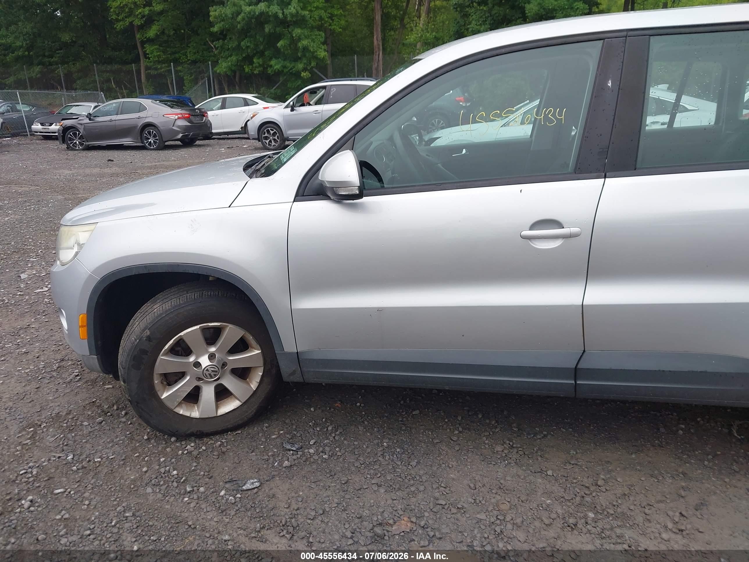 2009 Volkswagen Tiguan S Silver vin: WVGAV75N19W527280