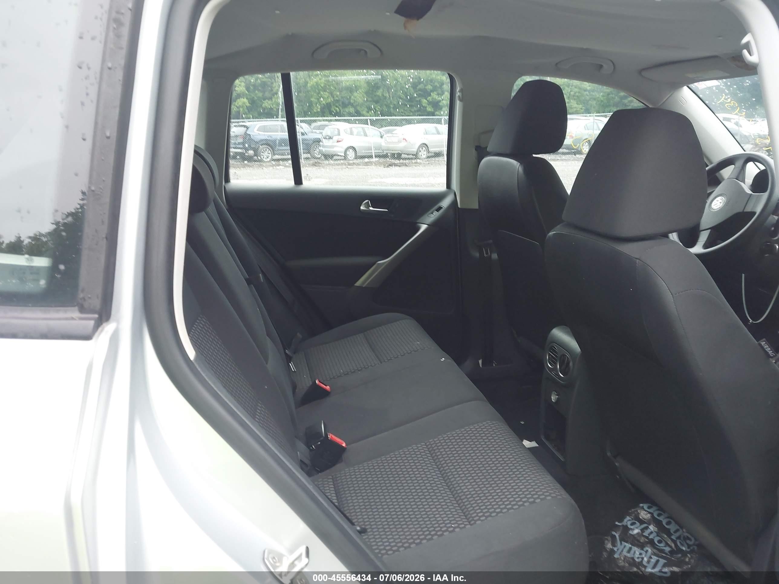 2009 Volkswagen Tiguan S Silver vin: WVGAV75N19W527280