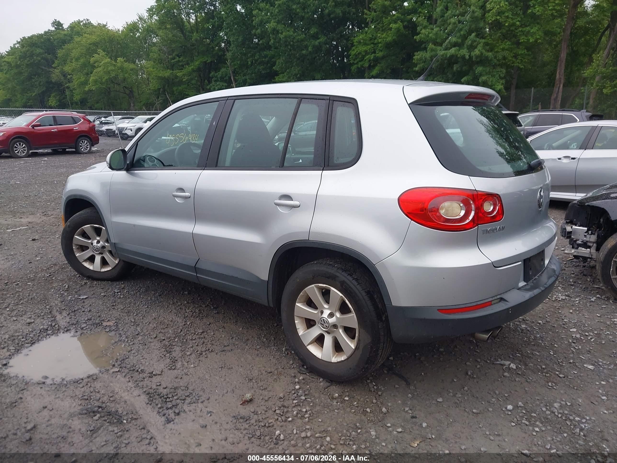 2009 Volkswagen Tiguan S Silver vin: WVGAV75N19W527280