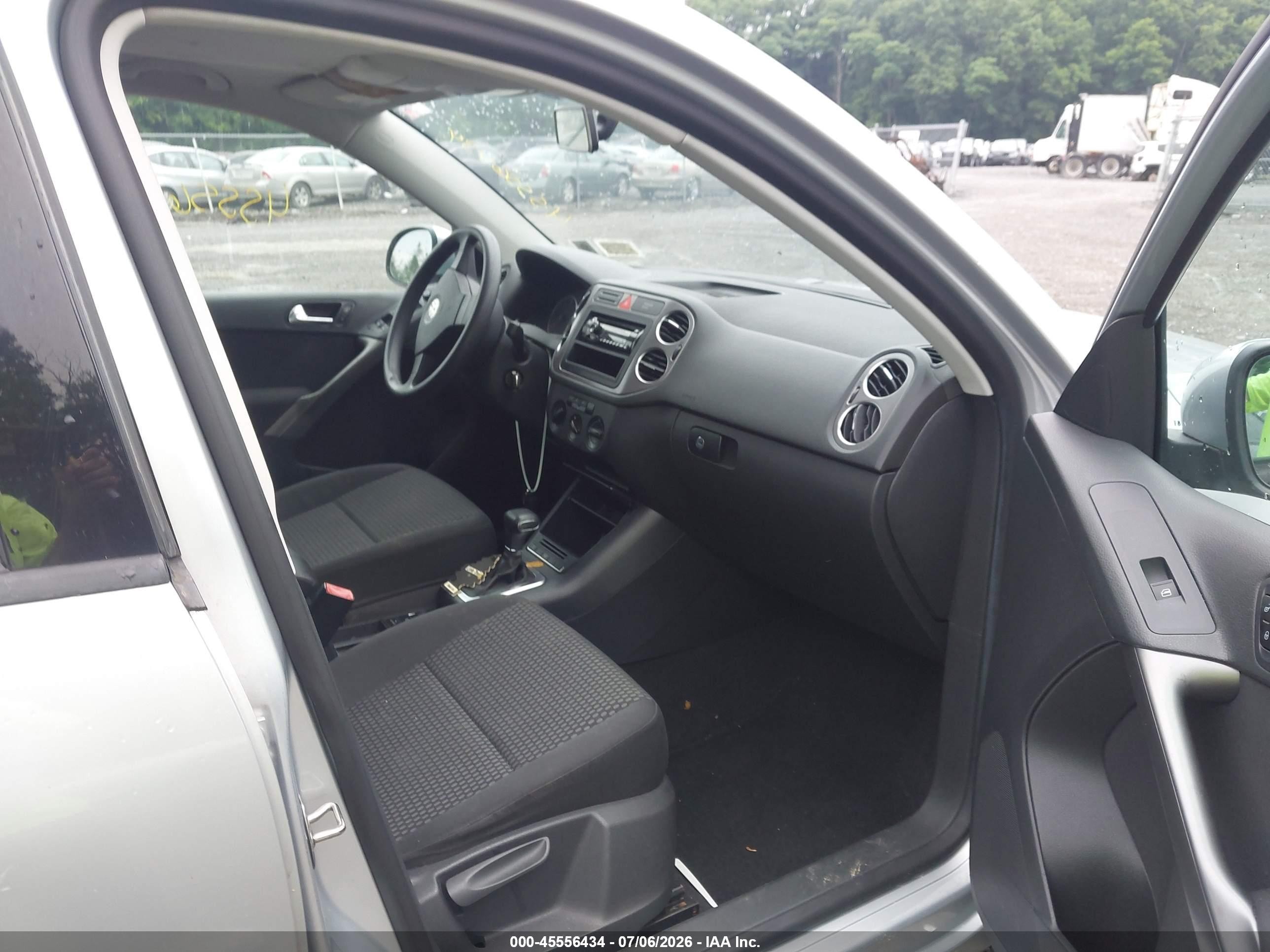 2009 Volkswagen Tiguan S Silver vin: WVGAV75N19W527280