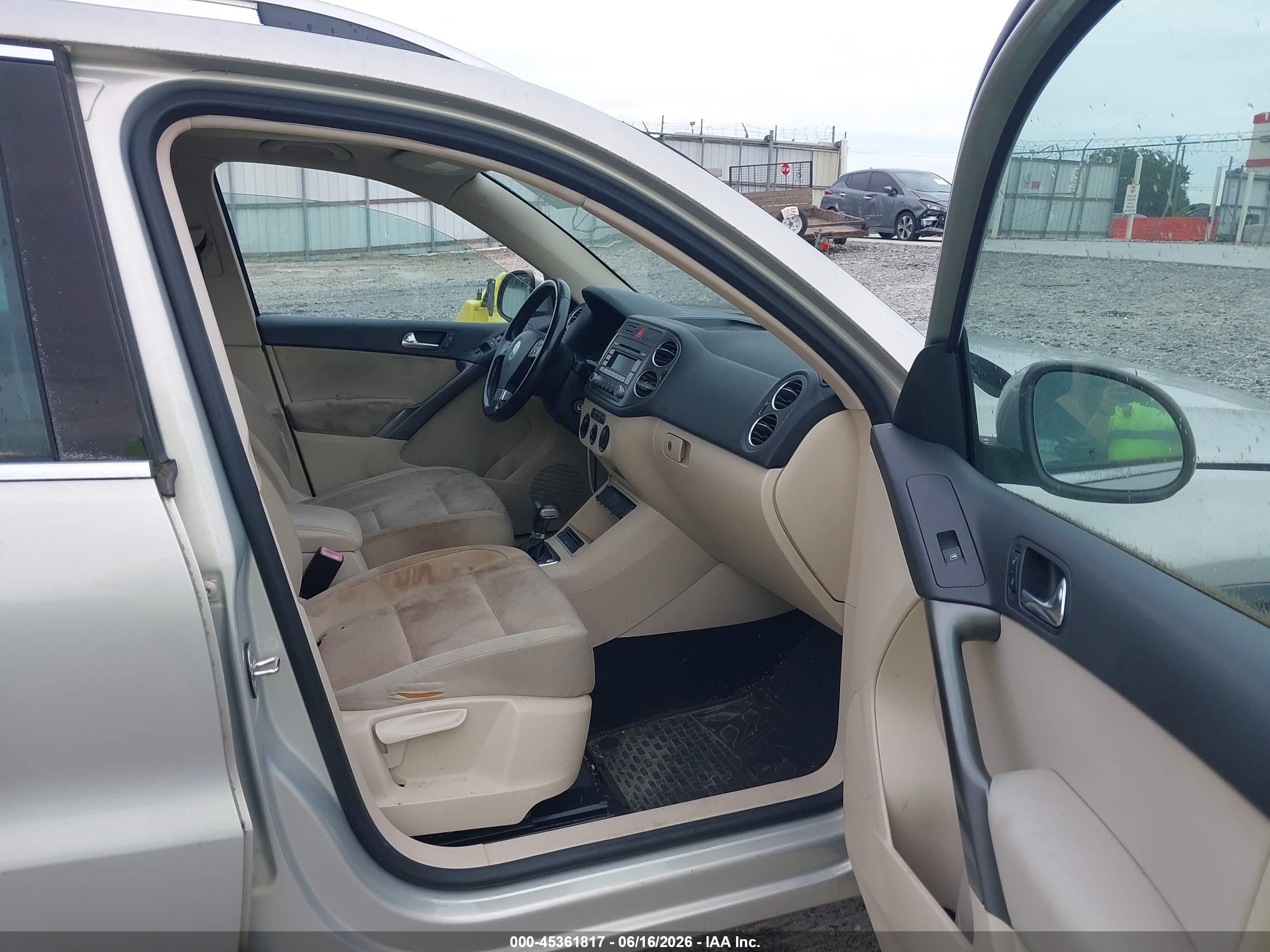 2009 Volkswagen Tiguan Se Бежевый vin: WVGAV75N39W518676