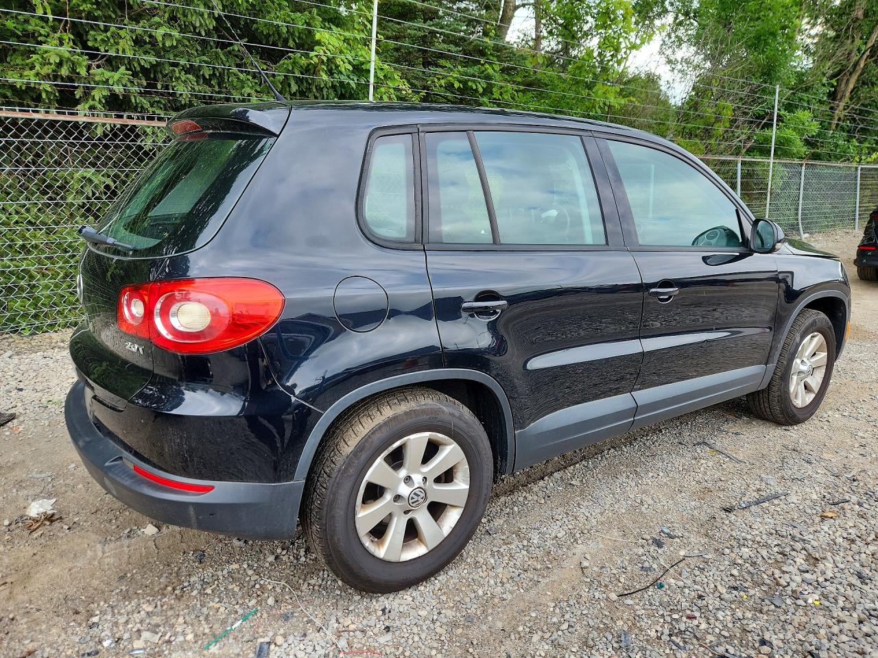 2009 Volkswagen Tiguan S Black vin: WVGAV75N49W512367