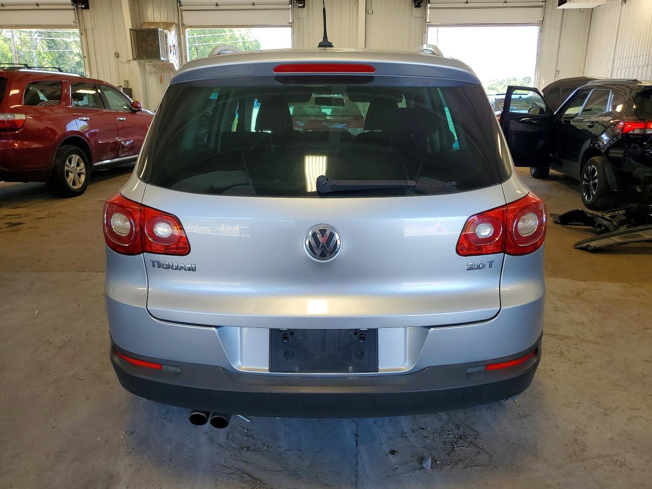 2009 Volkswagen Tiguan S Silver vin: WVGAV75N59W505332