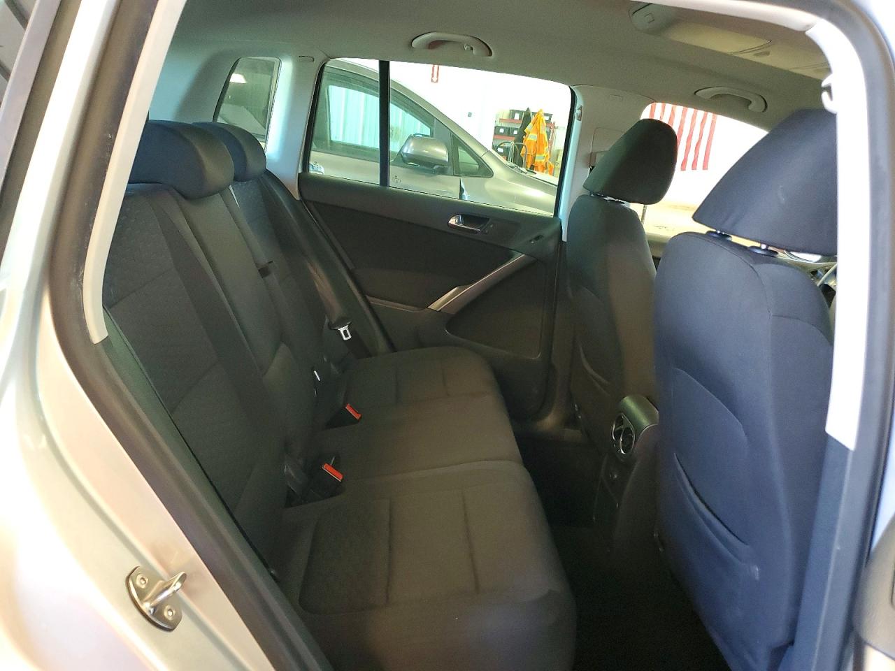 2009 Volkswagen Tiguan S Silver vin: WVGAV75N59W505332