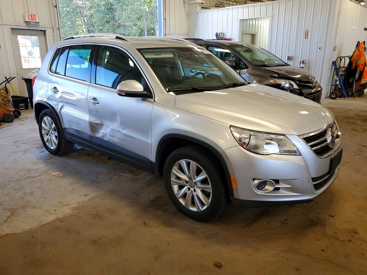 2009 Volkswagen Tiguan S Silver vin: WVGAV75N59W505332