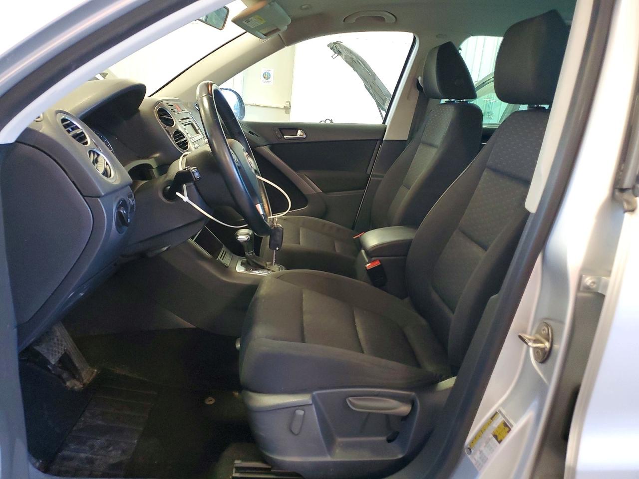 2009 Volkswagen Tiguan S Silver vin: WVGAV75N59W505332