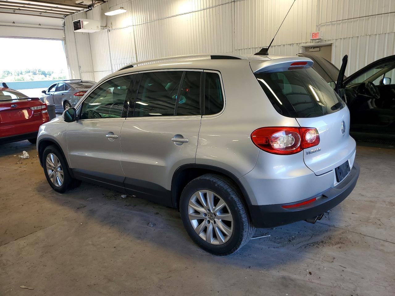 2009 Volkswagen Tiguan S Silver vin: WVGAV75N59W505332