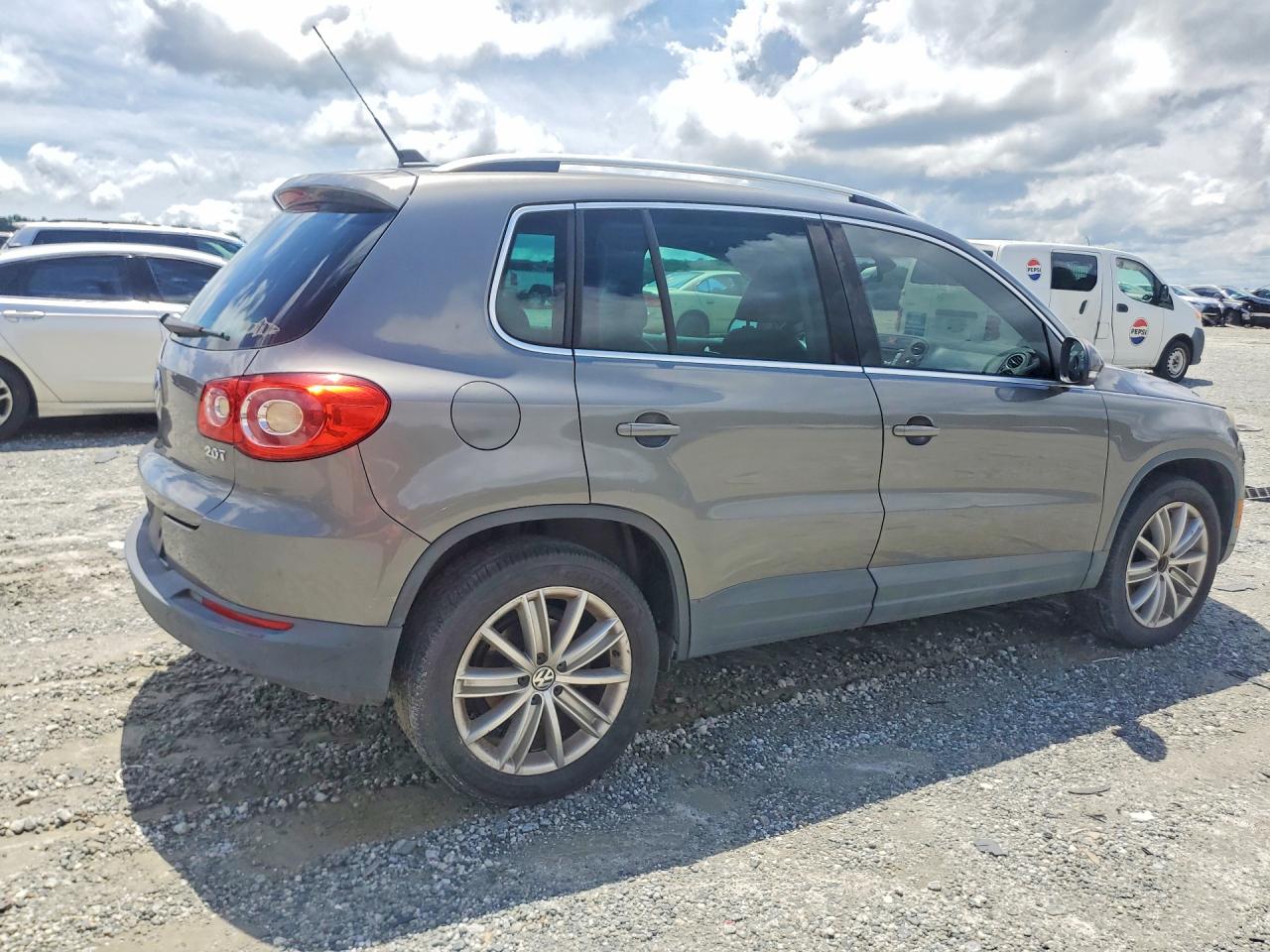 2009 Volkswagen Tiguan S Gray vin: WVGAV75N69W525945