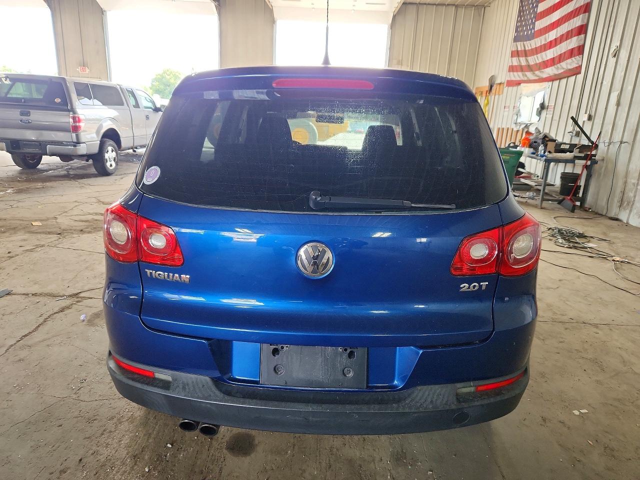 2010 Volkswagen Tiguan S Blue vin: WVGAV7AX0AW002741
