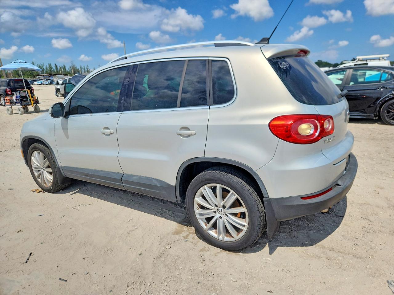 2010 Volkswagen Tiguan S Silver vin: WVGAV7AX0AW520963