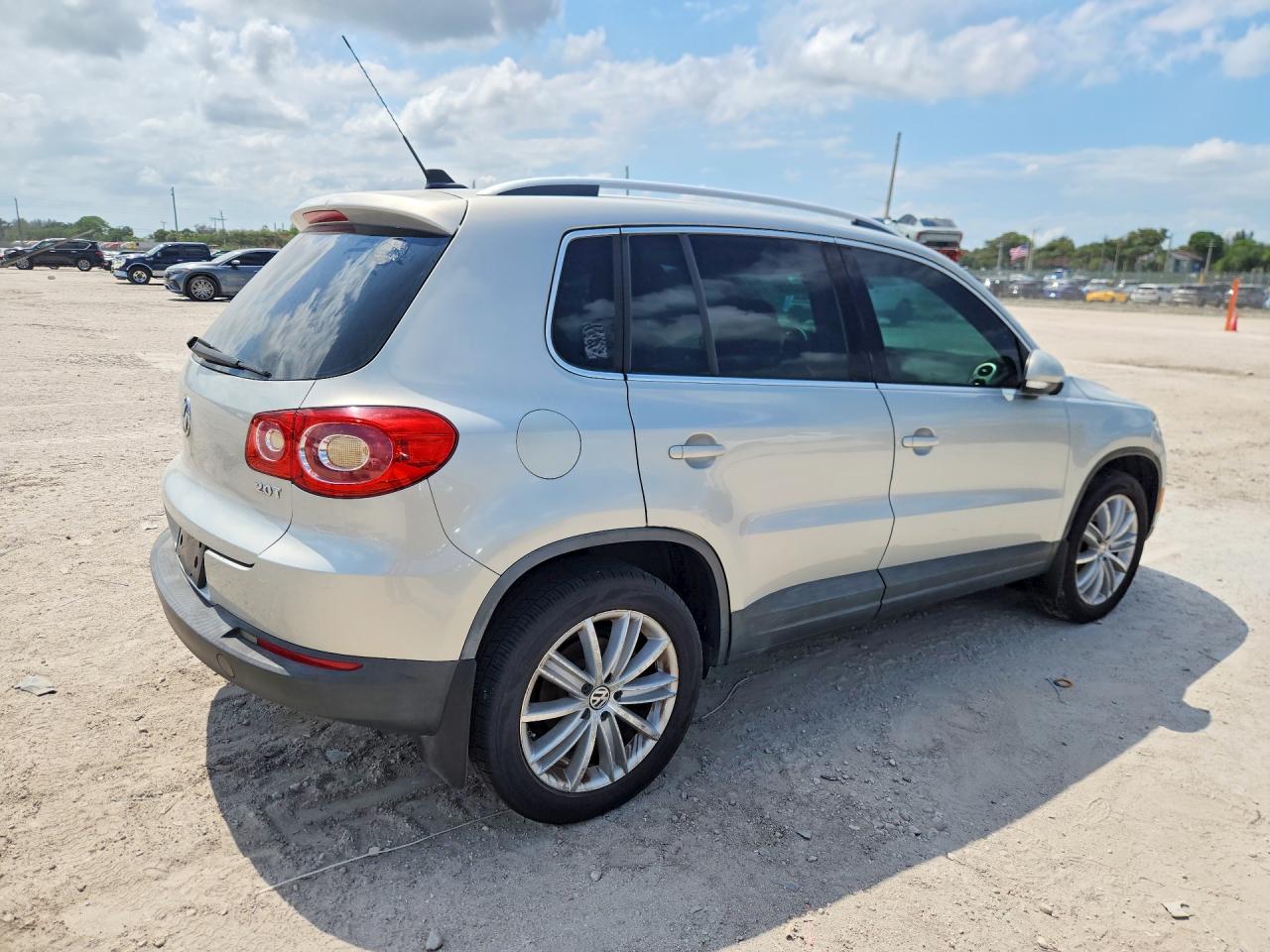 2010 Volkswagen Tiguan S Silver vin: WVGAV7AX0AW520963