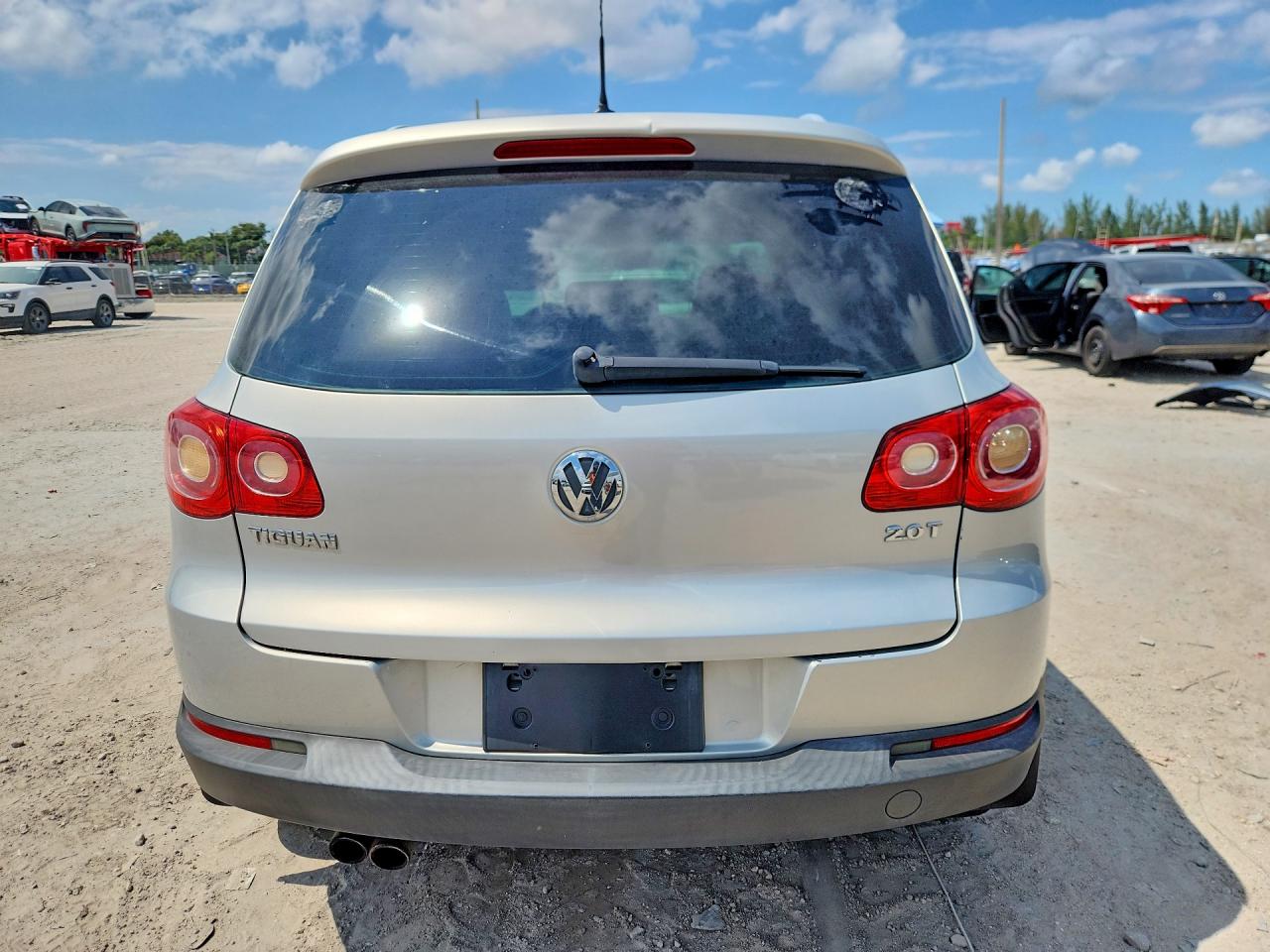 2010 Volkswagen Tiguan S Silver vin: WVGAV7AX0AW520963