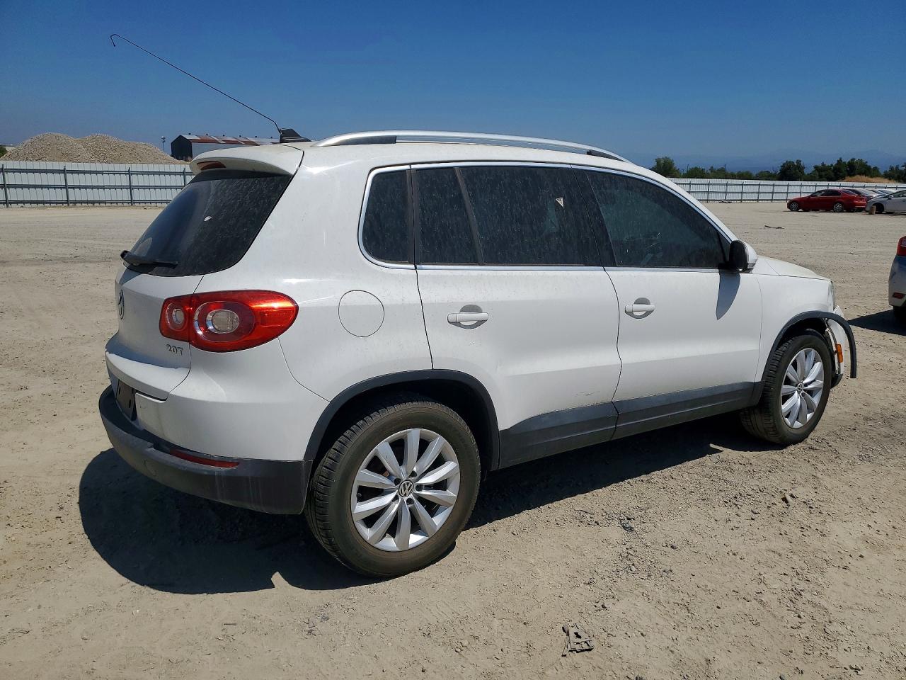 2011 Volkswagen Tiguan S White vin: WVGAV7AX0BW503520