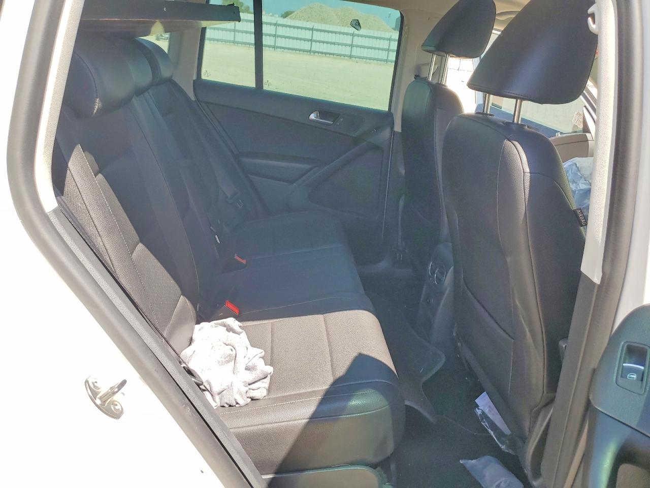 2011 Volkswagen Tiguan S White vin: WVGAV7AX0BW503520