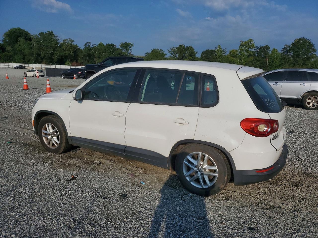 2011 Volkswagen Tiguan S White vin: WVGAV7AX0BW526845