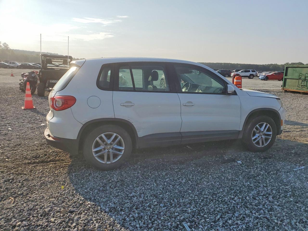 2011 Volkswagen Tiguan S White vin: WVGAV7AX0BW526845
