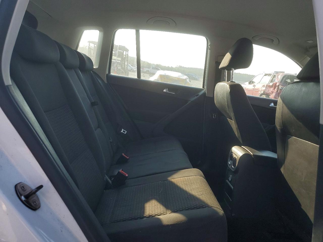 2011 Volkswagen Tiguan S White vin: WVGAV7AX0BW526845