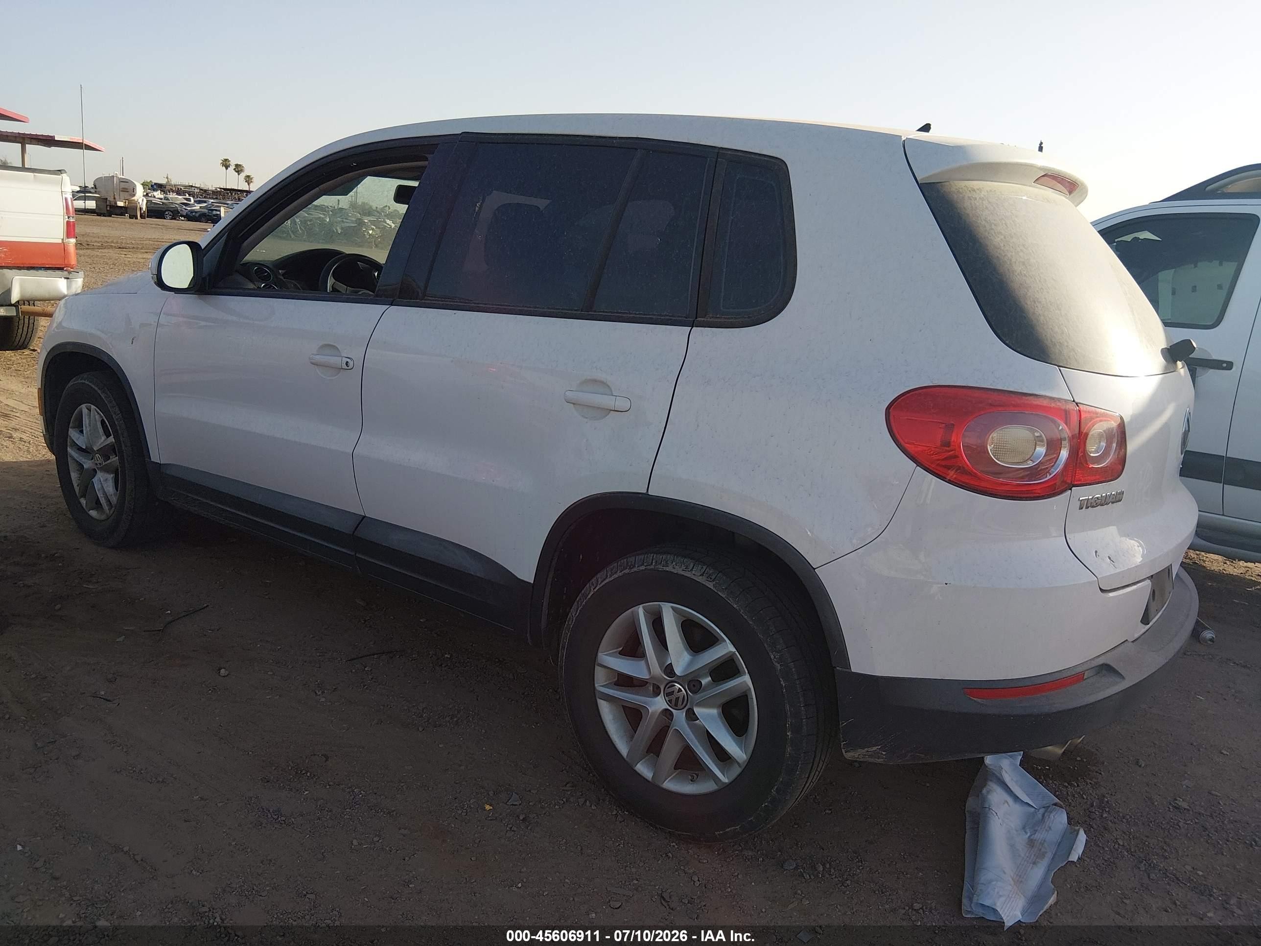 2011 Volkswagen Tiguan S White vin: WVGAV7AX0BW534427