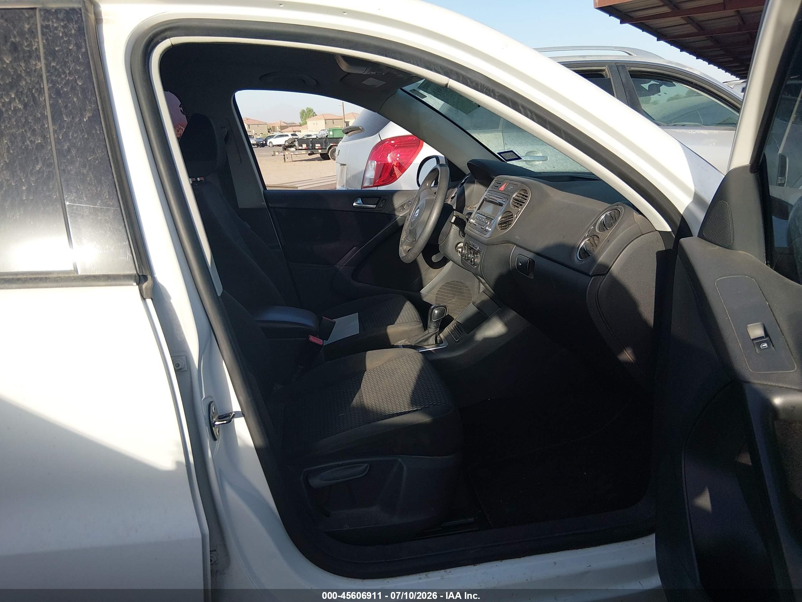 2011 Volkswagen Tiguan S White vin: WVGAV7AX0BW534427