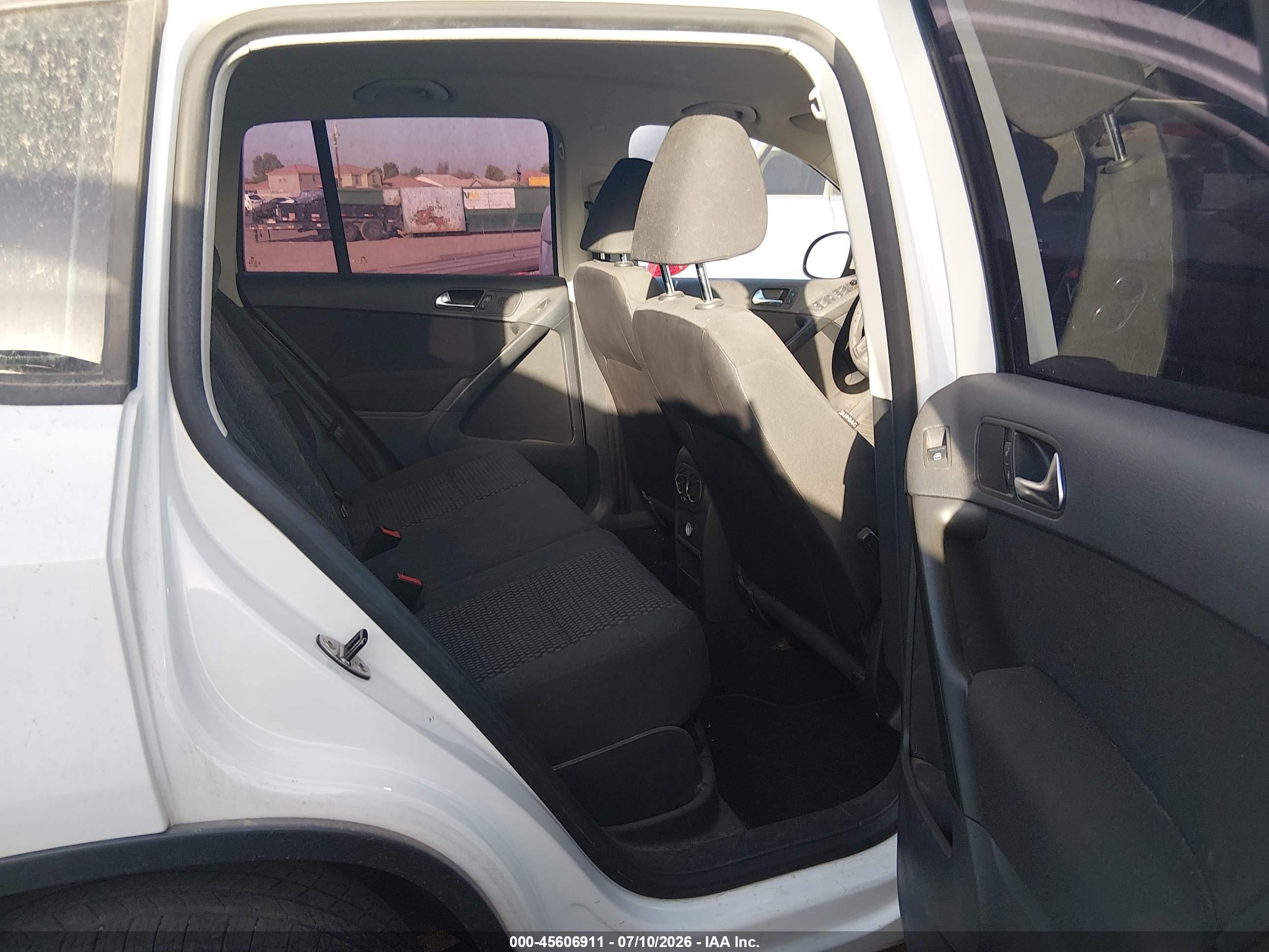 2011 Volkswagen Tiguan S White vin: WVGAV7AX0BW534427