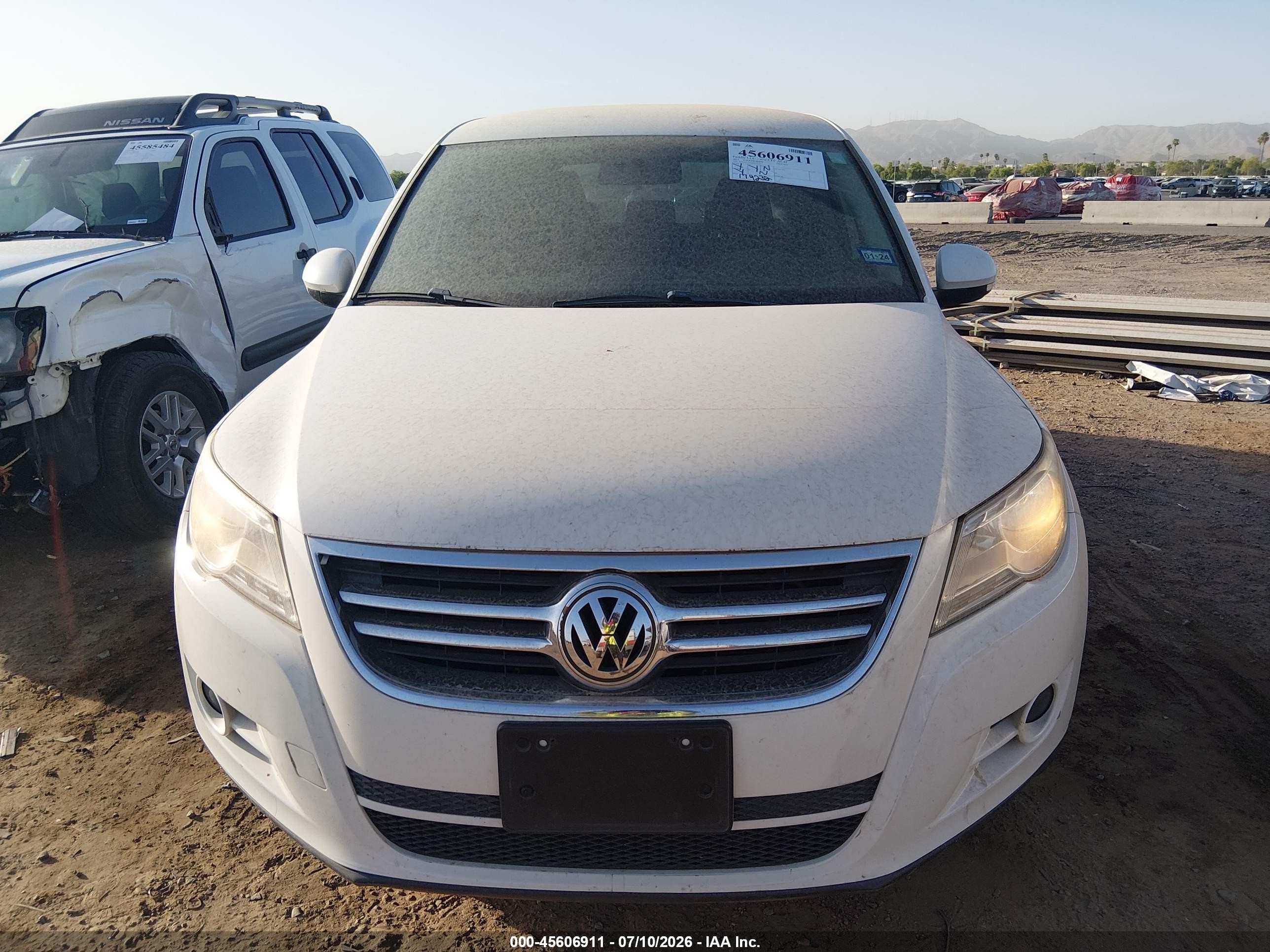 2011 Volkswagen Tiguan S White vin: WVGAV7AX0BW534427