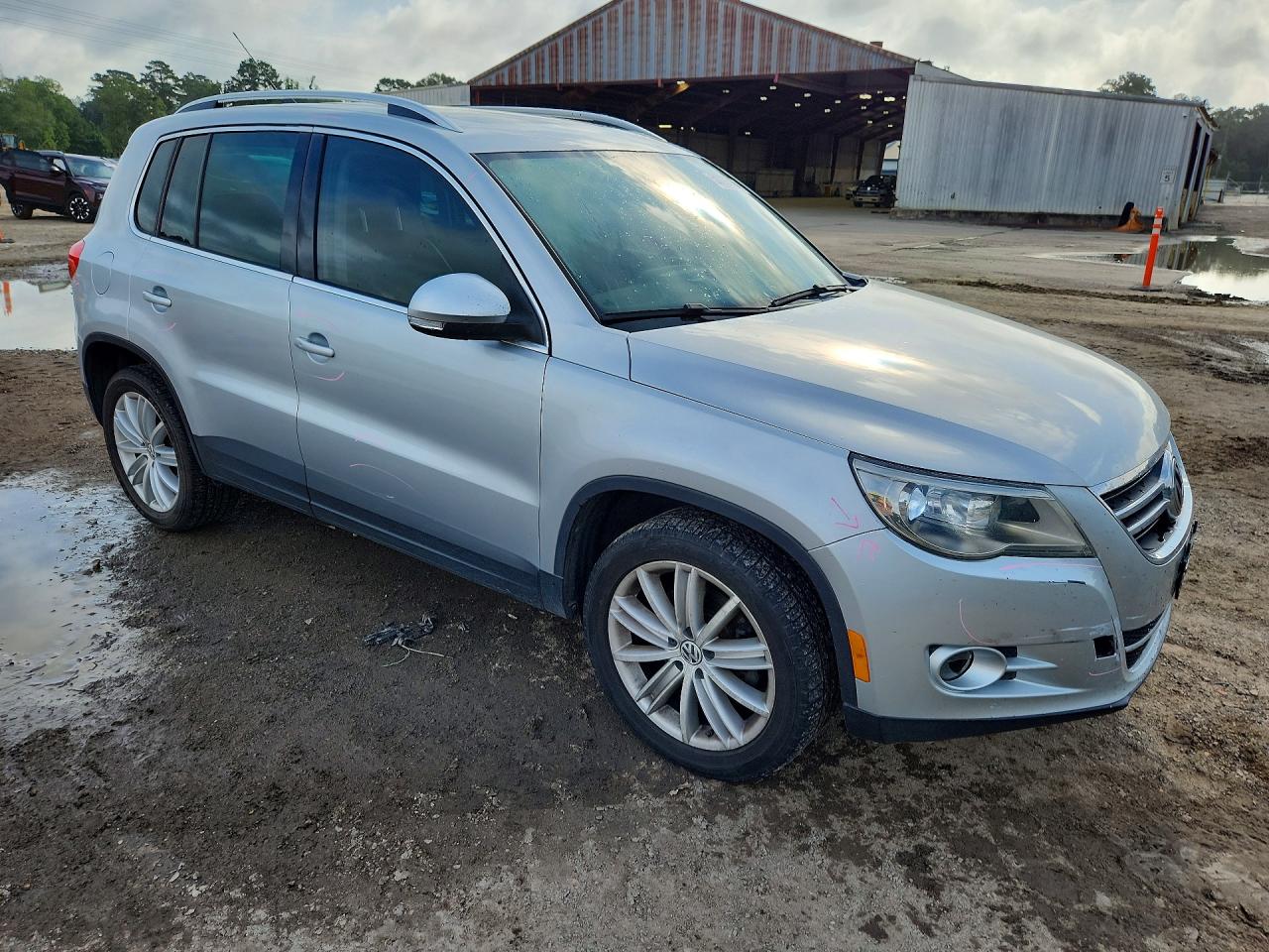 2011 Volkswagen Tiguan S Silver vin: WVGAV7AX0BW568643