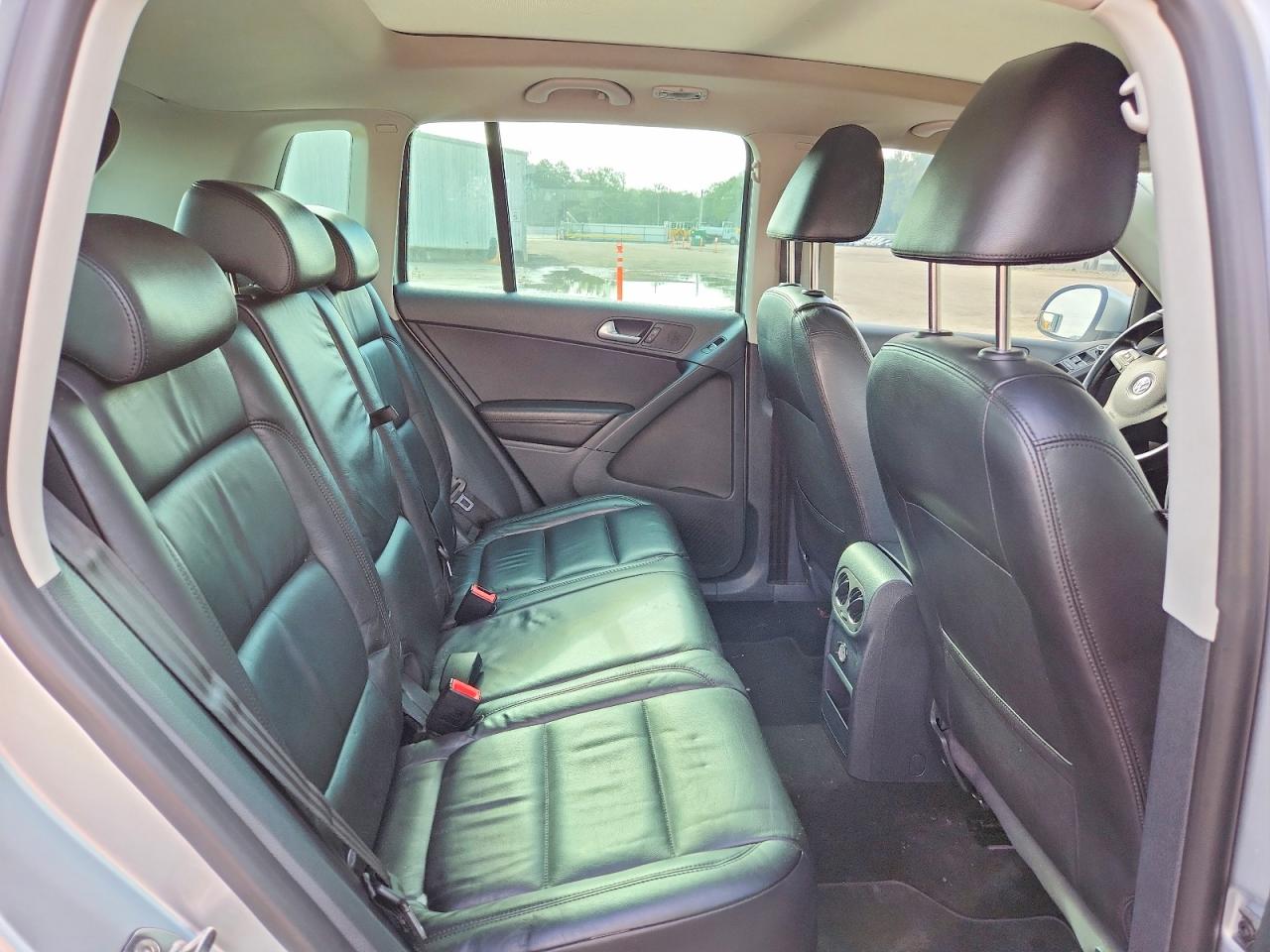 2011 Volkswagen Tiguan S Silver vin: WVGAV7AX0BW568643