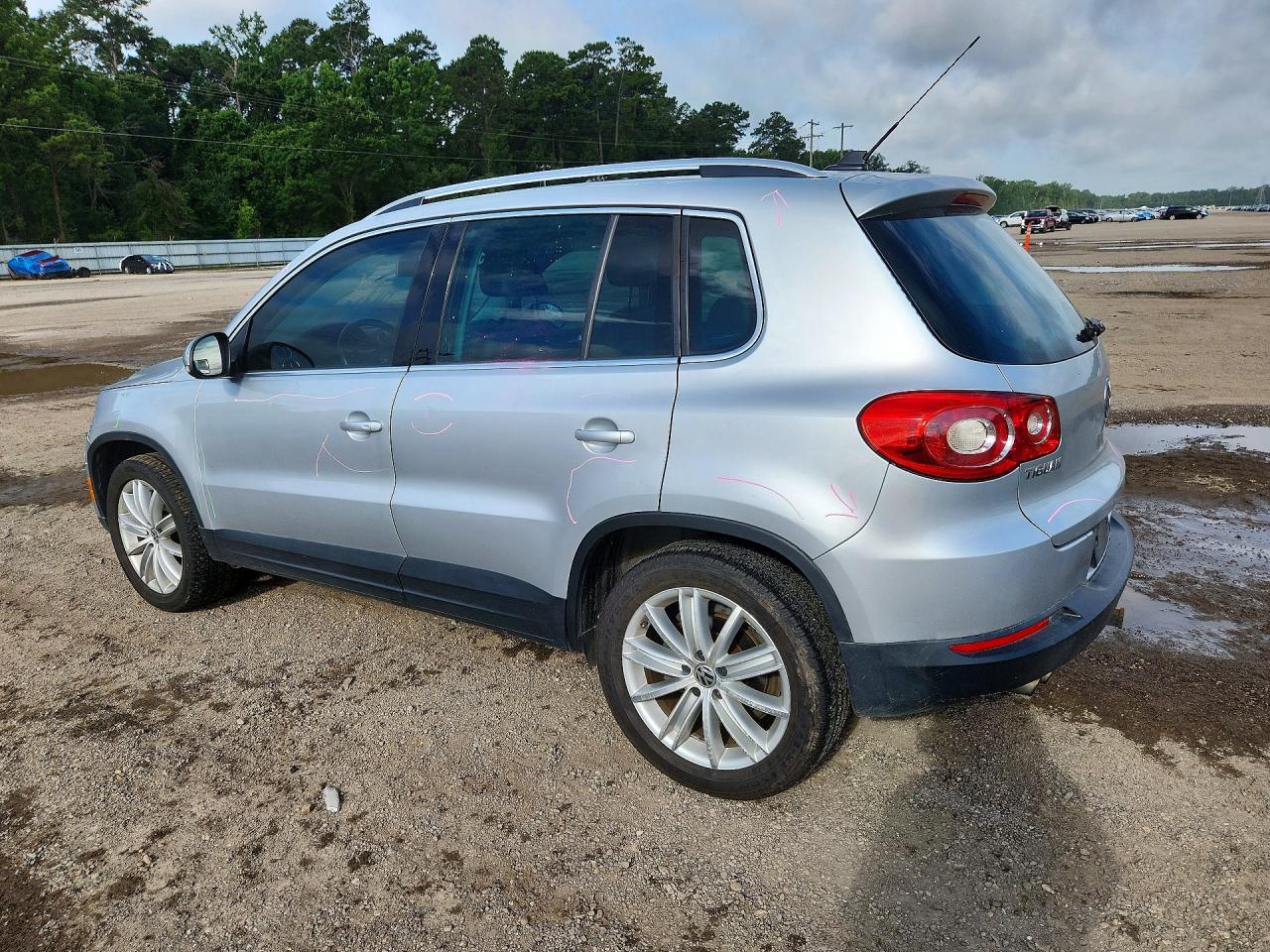 2011 Volkswagen Tiguan S Silver vin: WVGAV7AX0BW568643