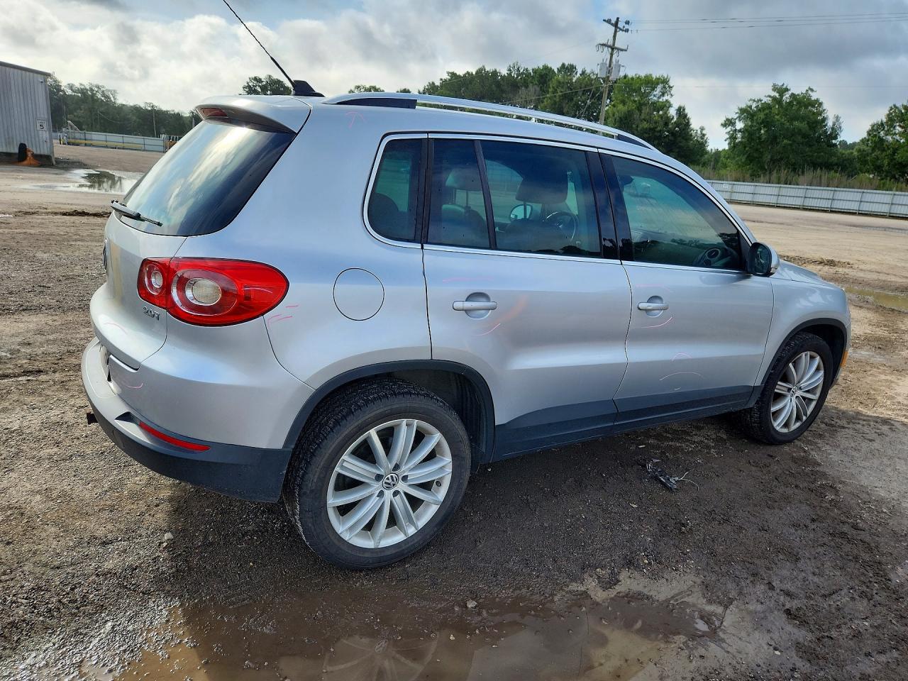 2011 Volkswagen Tiguan S Silver vin: WVGAV7AX0BW568643