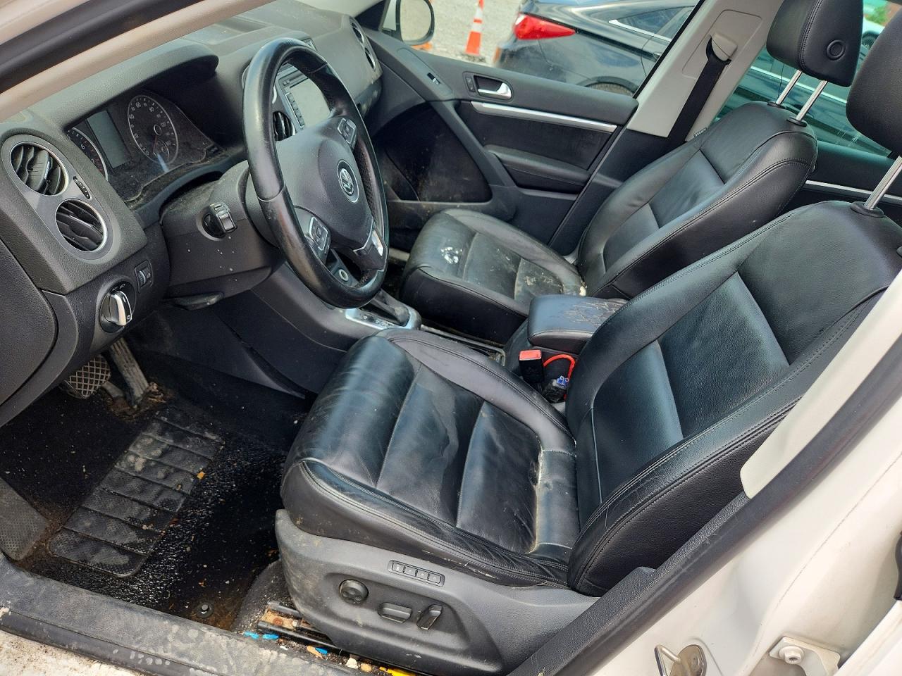 2012 Volkswagen Tiguan S White vin: WVGAV7AX0CW001804