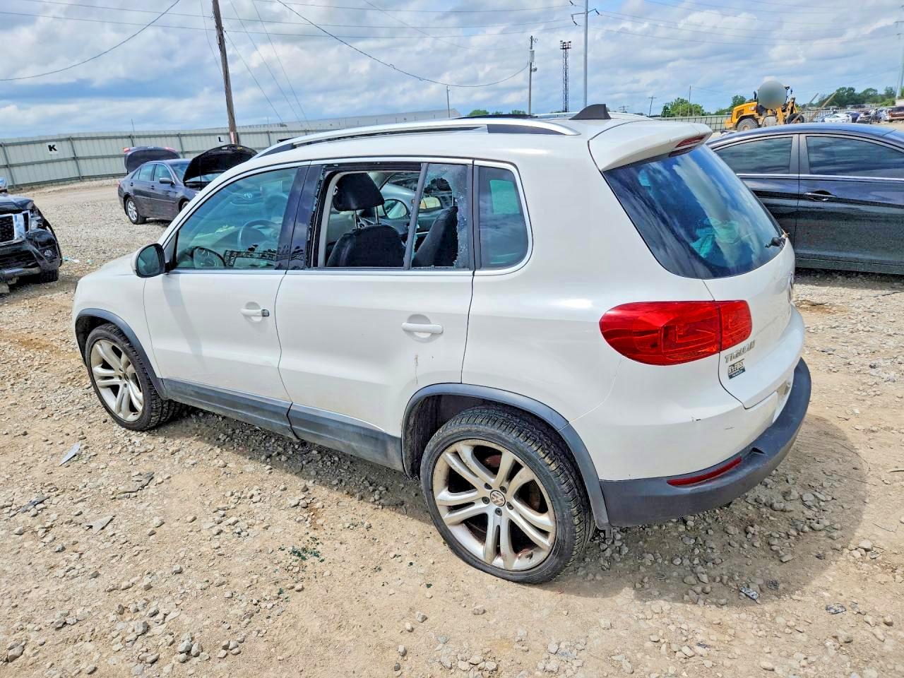 2012 Volkswagen Tiguan S White vin: WVGAV7AX0CW001804