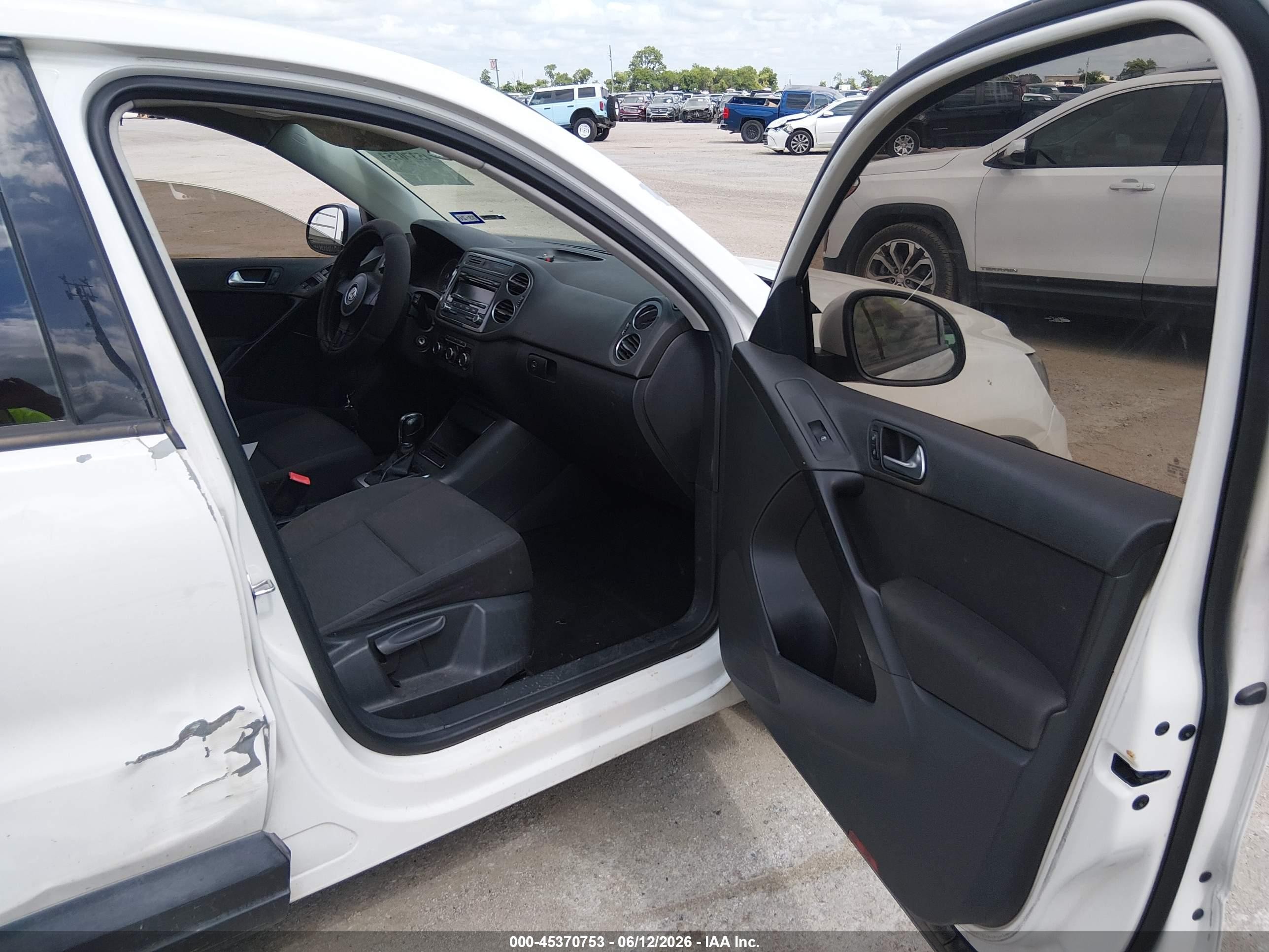 2012 Volkswagen Tiguan S White vin: WVGAV7AX0CW561211