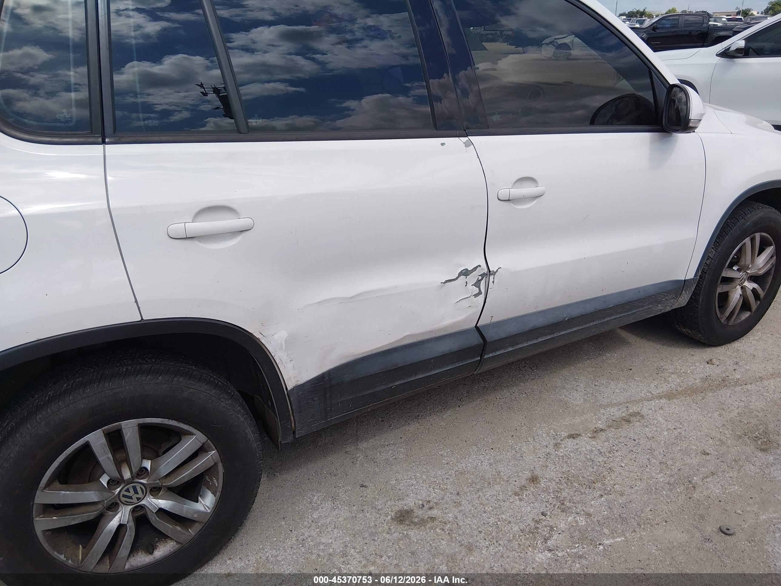 2012 Volkswagen Tiguan S White vin: WVGAV7AX0CW561211