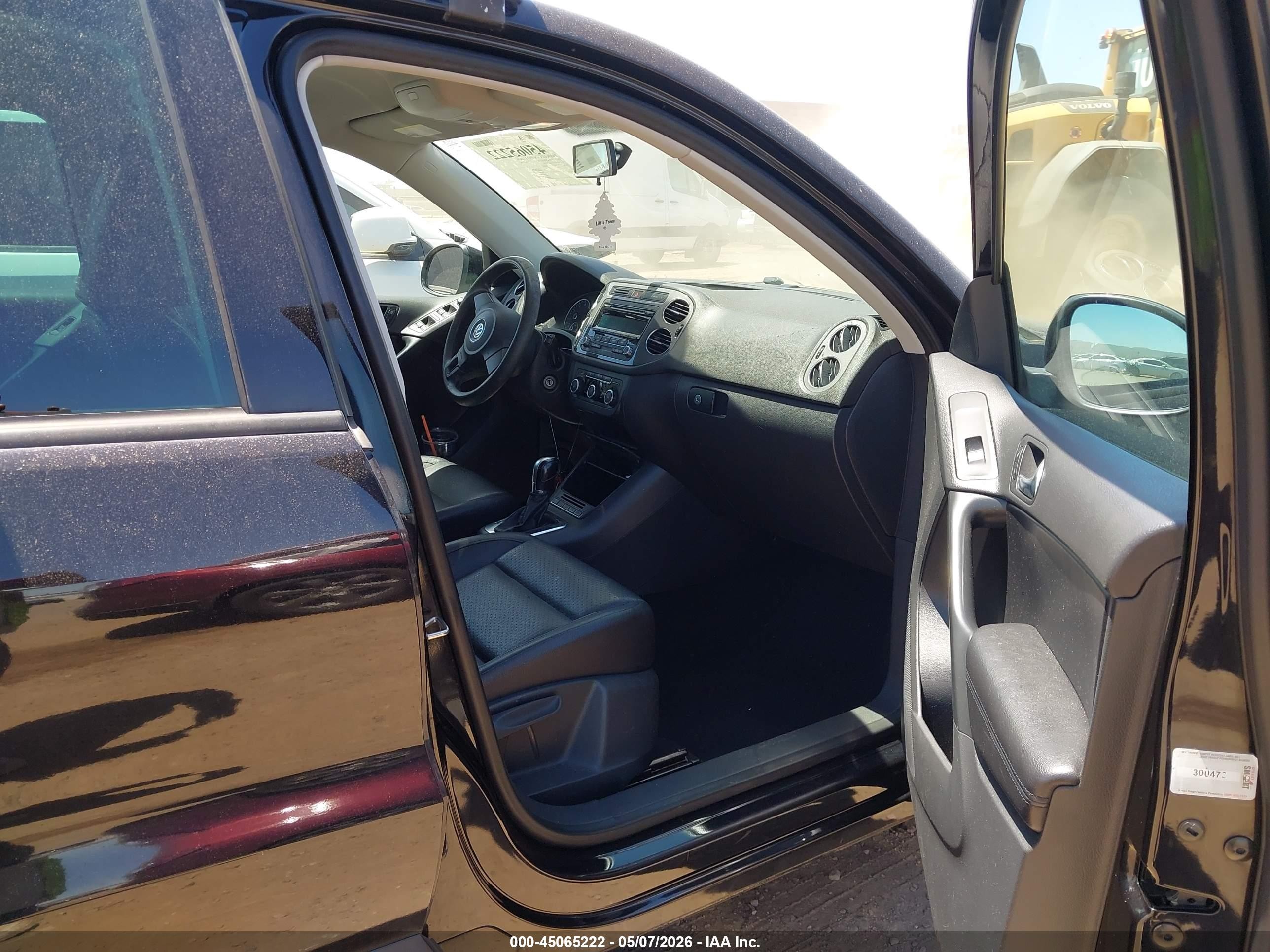 2012 Volkswagen Tiguan Le Gray vin: WVGAV7AX0CW576470