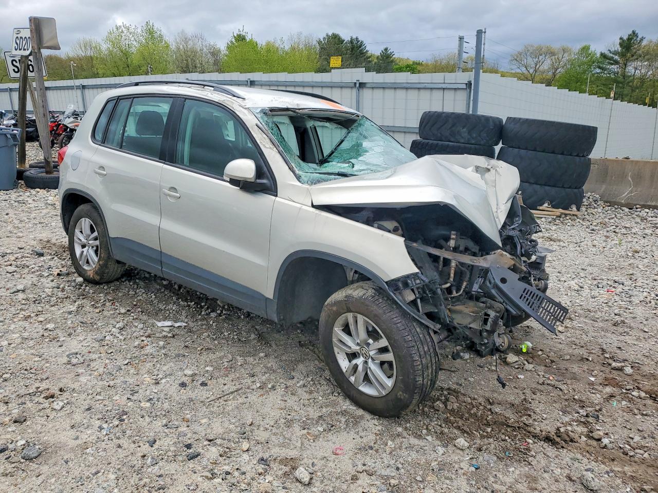 2015 Volkswagen Tiguan S Серебряный vin: WVGAV7AX0FW594505